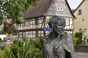 Eschborn: Skulptur vor Fachwerkhaus