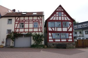 Hofheim-Langenhain: 2 Fachwerkhäuser mit Vorplatz