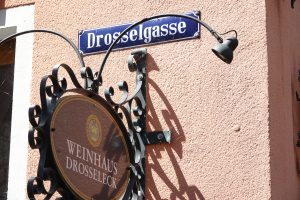 Ihr Immobilienmakler für Rüdesheim 1: die Drosselgasse, international bekannte Straße für Weinkultur