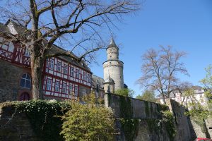 Ihr Immobilienmakler für Idstein 1: Das Wahrzeichen, der Hexenturm, in einer Atltstadtszene.