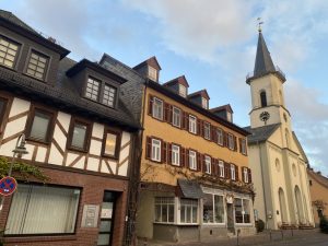 Ihr Immobilienmakler für Friedrichsdorf: evangelische Kirche mit weiterer Bebauung