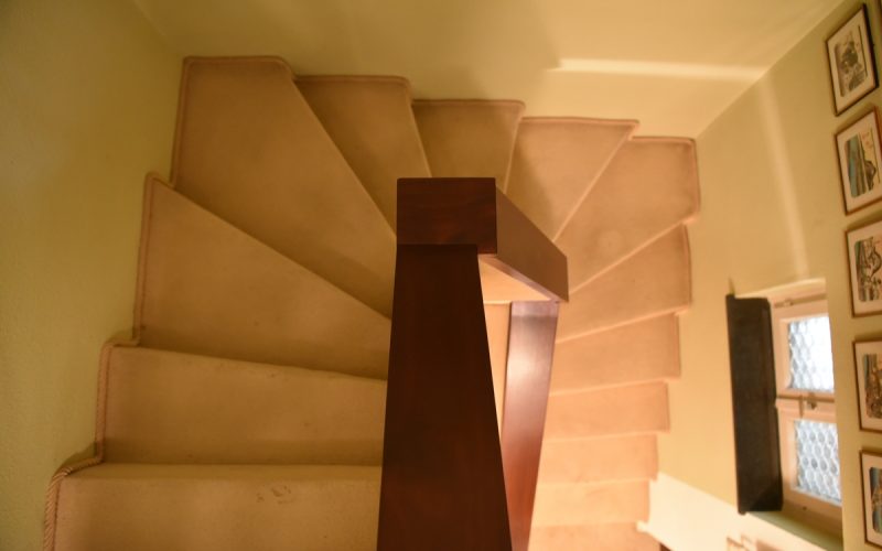 Treppe mit Teppichboden