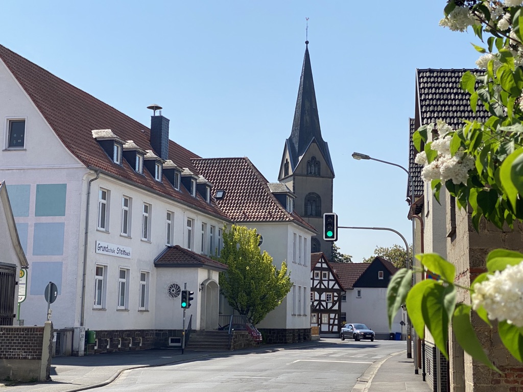 Ihr Immobilienmakler für Fernwald Steinbach: ev. Kirche und Grundschule