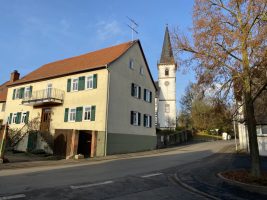 Hungen-Bellersheim: Kirche und Gebäude