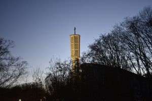 Ihr Immobilienmakler für Bad Vilbel: Turm der kath. Kirche Verklärung Christi