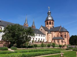 Seligenstadt: Einhards-Basilika mit Klostergarten