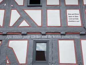"Alte Häuser junge Weiber sind die besten Zeitvertreiber" Inschrift an einem Fachwerkhaus von Allertshausen