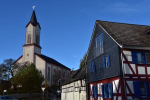 Usingen-Eschbach: Kirche und Häuser im Abendlicht