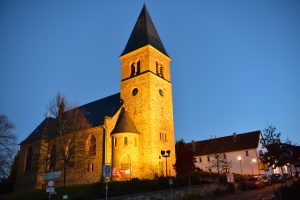 Usingen-Wernborn: nächtlich angestrahlte Kirche