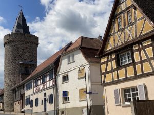 Wölfersheim 1: Straßenreihe bein weißen Turm