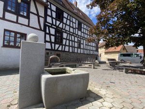 Wölfersheim-Melbach: Dorfszene mit Brunnen