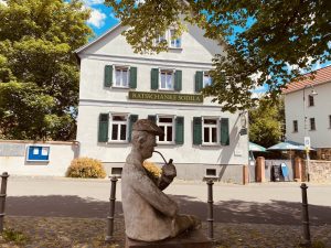 Wölfersheim-Södel: Sitzender Raucher als Brunnenfigur