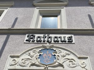 Ihr Immobilienmakler für Löhnberg 1: Rathaus - Beschriftung und Fenster