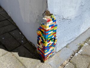 Ihr immobilienmakler für Neu-Anspach: Hausecke aus Lego-Steinen