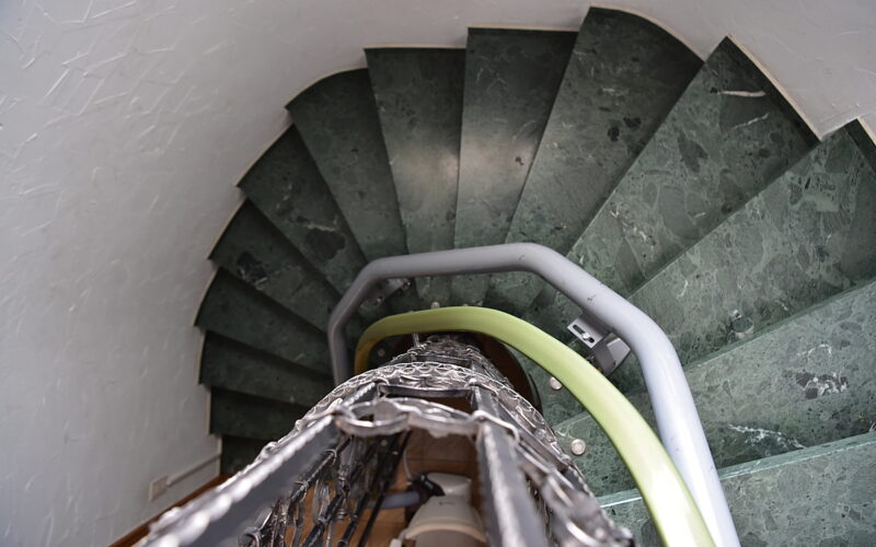 Treppe (bis zum OG mit Treppenlift)